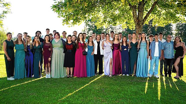 Die jungen Damen und Herren freuen sich in ihrer festlichen Garderobe über einen wichtigen, erfolgreichen Lebensabschnitt. Fotos: ...