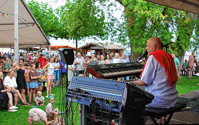Routinier Jürgen Waidele weiß genau, was beim Publikum ankommt, von jazzigen Schlagern bis hin zur „Fischerin vom Bodensee“. Er spielt, ...