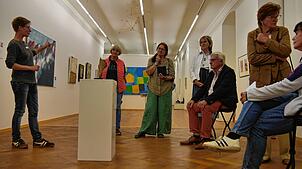 Ute Hartmann (links) von der Stabsstelle Kultur und Archiv des Landratsamts Sigmaringen erläutert sieben Werke der Ausstellung ...