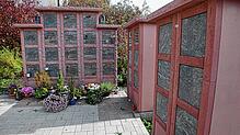 Drei Urnenwände stehen derzeit auf dem Vöhrenbacher Friedhof bereit. Jetzt kommt eine weitere Urnenwand mit 18 Kammern hinzu. Das kostet ...