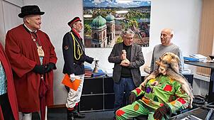 Weil Bürgermeister Guhl krankheitsbedingt fehlt, setzten die Narren um Zunftmeister Rolf Meyer und Narrenpolizist Günter Rünzi ...