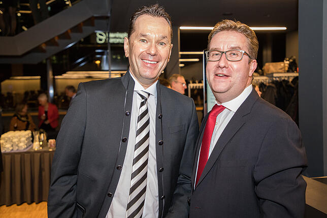 Ralph Buser, Vorsitzender des Spar- und Bauvereins Konstanz (links), sowie Jens-Uwe Götsch, Geschäftsführer der Städtischen ...