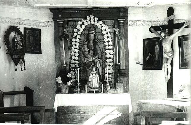 Die Maria, die im alten Käppele hinter dem Altar stand, hat man erhalten und sie steht in der neuen Kapelle jetzt rechts.