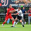 Pascal Rasmus (links, 1. FC Rielasingen-Arlen) im Zweikampf mit dem Dorfmerkinger Daniel Nietzer. Beide Mannschaften blieben in der ...
