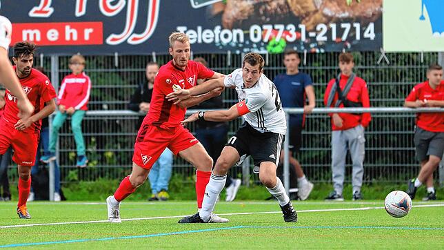 Pascal Rasmus (links, 1. FC Rielasingen-Arlen) im Zweikampf mit dem Dorfmerkinger Daniel Nietzer. Beide Mannschaften blieben in der ...