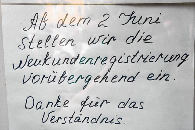 Auf einem Zettel an der Tür informiert der Tafelladen, dass er vorerst keine neue Kunden aufnehmen kann.