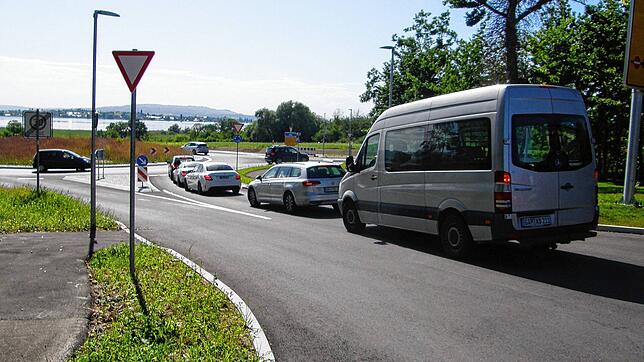 Bis zuletzt gibt es Schleichverkehr bei der Waldsiedlung. Wenn es sich auf der B33 staut, fahren viele ab dem Reichenauer Bahnhof über ...