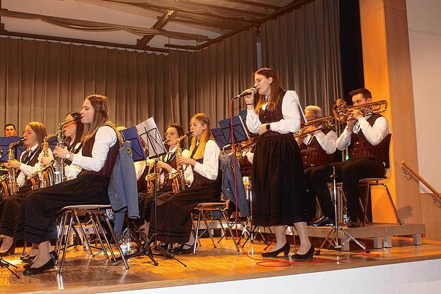 Saskia Müller zeigte, dass sie nicht nur ihr Instrument mit viel Liebe und Leidenschaft spielen kann. Als Solistin sang sie sich beim ...