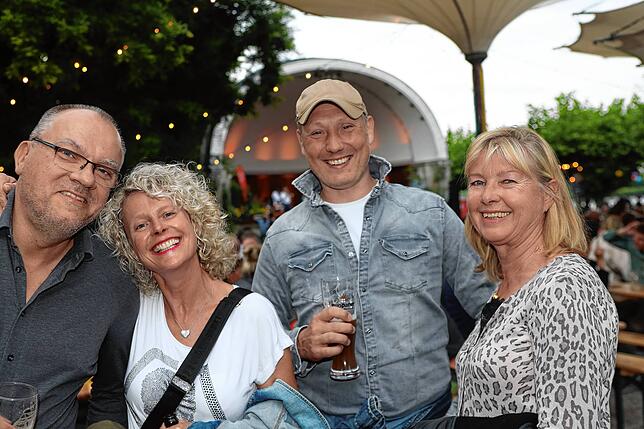 Bild 15: Die Gäste feiern beim Stadtgartenfest: Hier sind die Fotos vom ersten Abend