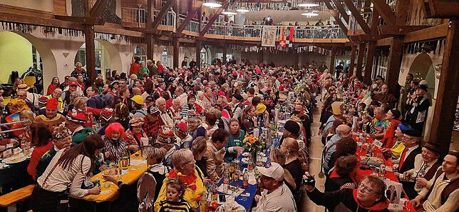 In der ausverkauften Siedepfanne tobt beim Zunftball die Stimmung. Die Gäste genießen ausgelassen von der ersten bis zur letzten Sekunde ...