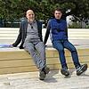 Christian Unkel (links) und Peter Brieskorn testen schon einmal den neuen Sonnenbereich direkt am Schwimmbecken.