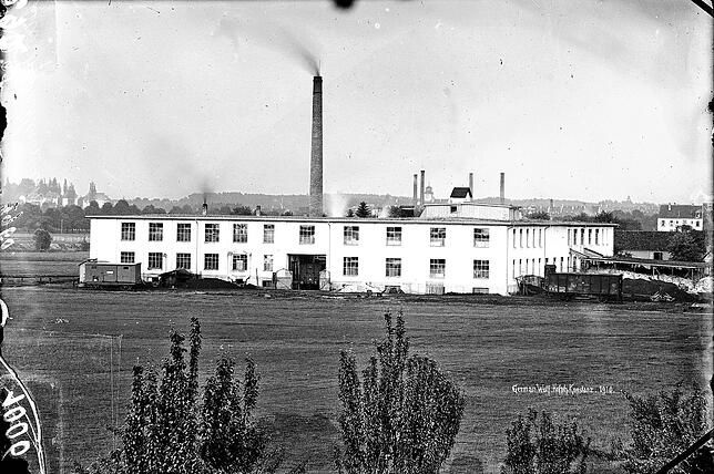 Heute kennt man das Gebäude unter dem Namen Neuwerk. 1907 wurde hier das Duroplattenwerks – hier ein Foto aus dem Jahr 1910 – gegründet, ...