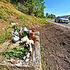 Noch immer zeugen Blumen, Kerzen und Engel am Straßenrand an der Schwenninger Steig von dem schrecklichen Unfall, der sich hier ereignet ...