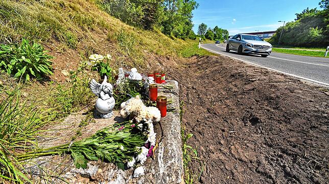 Noch immer zeugen Blumen, Kerzen und Engel am Straßenrand an der Schwenninger Steig von dem schrecklichen Unfall, der sich hier ereignet ...