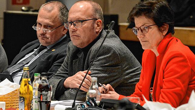 Als der Haussegen zwischen OB Martin Staab und Bürgermeisterin Monika Laule schief hing, fungierte Thomas Nöken (Mitte) bei der ...