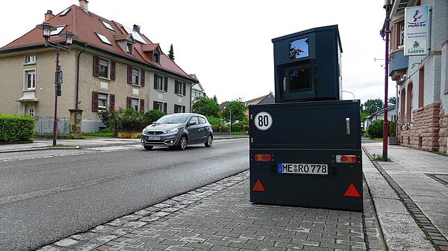 Wie ein geparktes Raumschiff steht die neue mobil-stationäre Geschwindigkeitsmessanlage der Stadt Rheinfelden derzeit an der ...