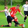 Mit einem vorbildlichen Tackling trennt Stefan Grieshaber vom SV Aasen den Löffinger Dennis Beha vom Ball. Bild: Roger Müller