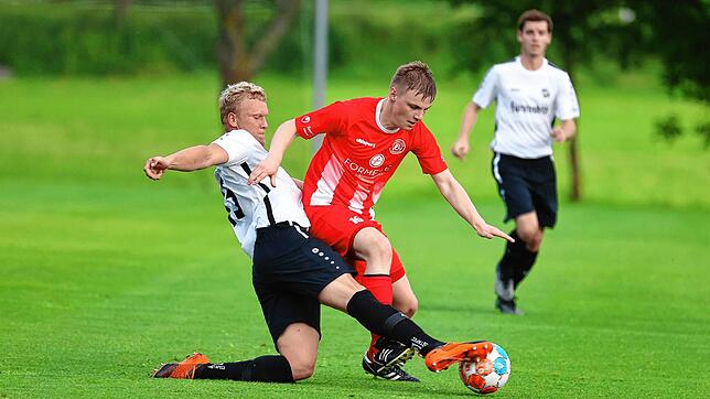 Mit einem vorbildlichen Tackling trennt Stefan Grieshaber vom SV Aasen den Löffinger Dennis Beha vom Ball. Bild: Roger Müller