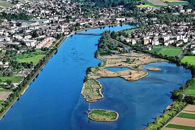So sieht der Klingnauer Stausee von der Luft aus, fotografiert von einer Schautafel.
