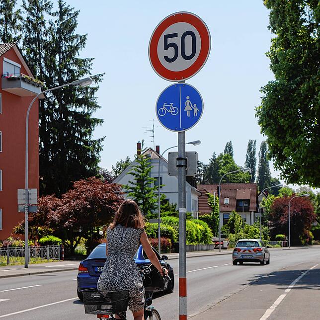 Noch gilt größtenteils Tempo 50 auf der Mainaustraße, doch das könnte sich ändern, was nicht alle Gemeinderäte für sinnvoll halten.