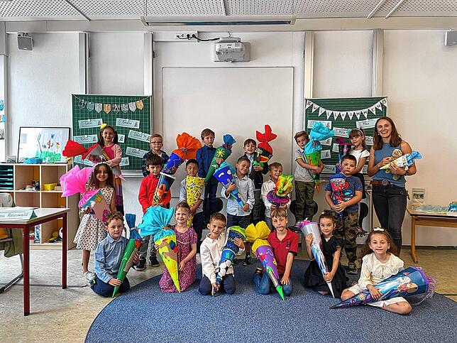 Klassenlehrerin Janet Reinwald mit der Klasse 1C der Sommertalschule in Meersburg.