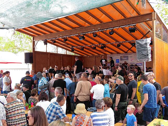 Bild 26: Festbeginn in Brigachtal: Viel Remmidemmi bei der 38. Auflage des Brigachtaler Dorffestes