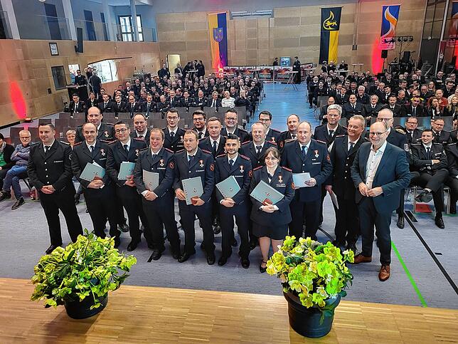 Für insgesamt 500 Jahre Feuerwehrdienst wurden etliche Mitglieder der Singener Feuerwehr von Kommandant Mario Dutzi (links) und ...