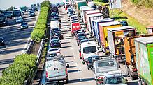 (Symbolbild) In den Pfingstferien kommt es oft zu dichtem Verkehr auf der A81. Hat das dieses Jahr zu vielen Unfällen zwischen Engen und ...
