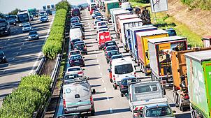 (Symbolbild) In den Pfingstferien kommt es oft zu dichtem Verkehr auf der A81. Hat das dieses Jahr zu vielen Unfällen zwischen Engen und ...