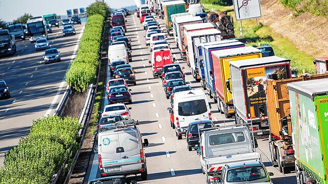 (Symbolbild) In den Pfingstferien kommt es oft zu dichtem Verkehr auf der A81. Hat das dieses Jahr zu vielen Unfällen zwischen Engen und ...