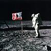 Astronaut Edwin &bdquo;Buzz&ldquo; Aldrin steht neben der US-Flagge auf dem Mond.