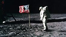 Astronaut Edwin &bdquo;Buzz&ldquo; Aldrin steht neben der US-Flagge auf dem Mond.