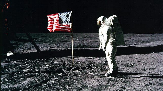 Astronaut Edwin &bdquo;Buzz&ldquo; Aldrin steht neben der US-Flagge auf dem Mond.