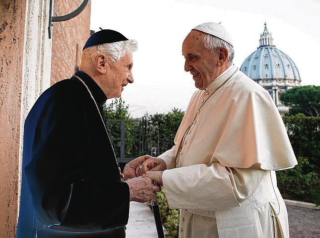 So wäre es besser: Papst Franziskus trägt weiß, sein Vorgänger Benedikt XVI. wieder Schwarz. Dann wäre ein Mißverständnis beseitigt. ...