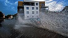 Gefährliche Situation nach heftigem Gewitterregen am Montagabend: Am Ortseingang von Meßkirch aus Richtung Heudorf nimmt der Gulli die ...