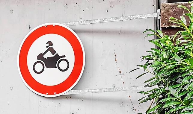 Dieses Schild an der Einfahrt des Parkhauses Poststraße zu den unteren Decks verbietet schon das Hineinfahren mit Motorrädern und ...