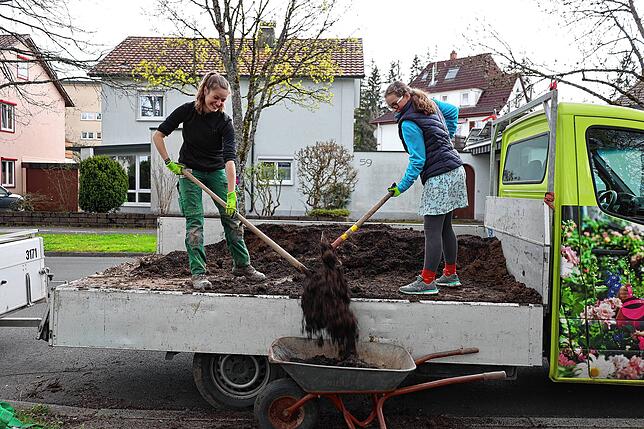Gleich mit anpacken möchte Delila Grauer (rechts) am Girls´Day bei Wildigarten und hilft Landschaftsgärtnerin Ann-Christin Bayer beim ...