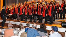 Der zahlenmäßig größte Chor des Abends ist der Kirchenchor Rast-Bichtlingen, der zugleich die Veranstaltung organisiert aht. Er ...