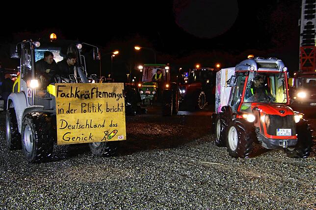 Bild 9: Landwirte haben genug: Alle Bilder von der Traktor-Protestfahrt durch Stockach