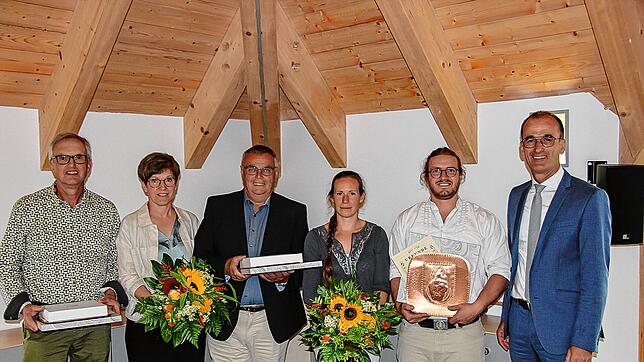 Bürgermeister Jörg Frey (rechts) verabschiedet (von links) die Stadträte Herbert Rombach (mit Ehefrau Julia), Herbert Fehrenbach, ...