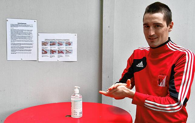 Pflicht: Sportchef Michael Emmerich desinfiziert sich vor dem Betreten der Sportanlage des FC RW Weilheim erst einmal die Hände.