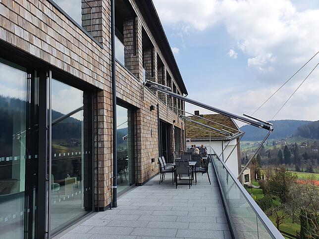 Terrasse mit Blick auf das Tonbachtal.