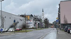 (Archivbild) Hier, an der Reichenaustraße im Bereich der Moschee, kommt es am Montagmittag, 7. Juli, zu einem Unfall.