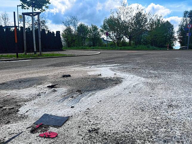 Kleinere Trümmerteile liegen am Tag nach dem Unglück noch auf der Straße.