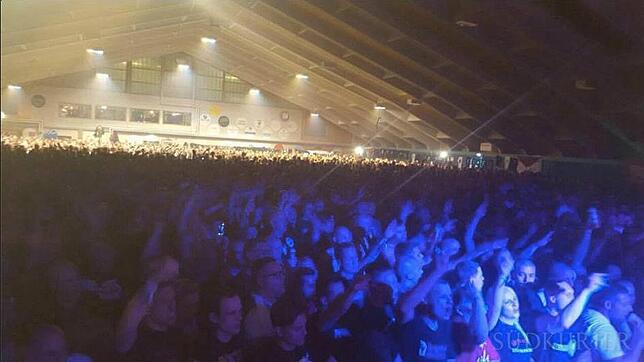 Feiern zu Rechtsrock: Die Tennis- und Eventhalle in Unterwasser im Schweizer Kanton St. Gallen während des Neonazi-Konzerts am Samstagabend.
