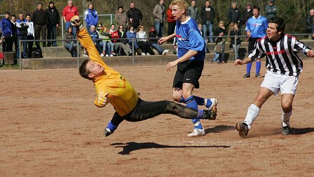 Torhüter Ralf Rudigier (links) gibt im ominösen Spiel beim SV 08 Laufenburg II mit dem 100-Meter-Tor alles. Er siegt mit dem SV Albbruck ...