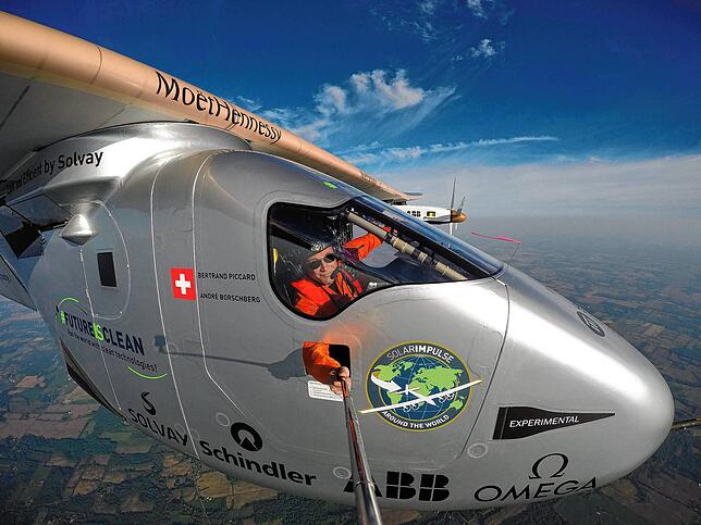 Bertrand Piccard beim Aufnehmen eines Selbstporträts mit einem Selfie-Stick in seinem Solarflugzeug Solar Impulse 2 am 25. May 2016.
