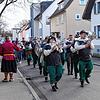 Der kurze musikalische Spaziergang verbreitet schnell gute Stimmung im Ort. Spontan schließen sich drei Brunnisach-Hexen an &ndash; mit ...