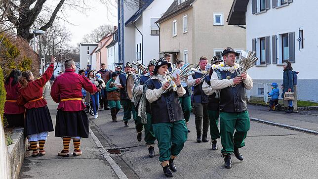 Der kurze musikalische Spaziergang verbreitet schnell gute Stimmung im Ort. Spontan schließen sich drei Brunnisach-Hexen an &ndash; mit ...
