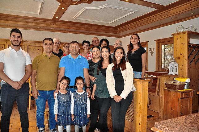 Das Hotel Gasthof Hirschen wird an Dogan Karaaslan (links) übergeben. Im Bild ist er mit seiner Familie sowie den bisherigen Inhabern ...